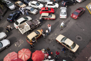 Embotellamiento de automóviles en calles de la Ciudad de México